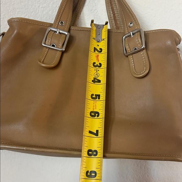Elegant Tan Leather Handbag - Picture 5 of 6